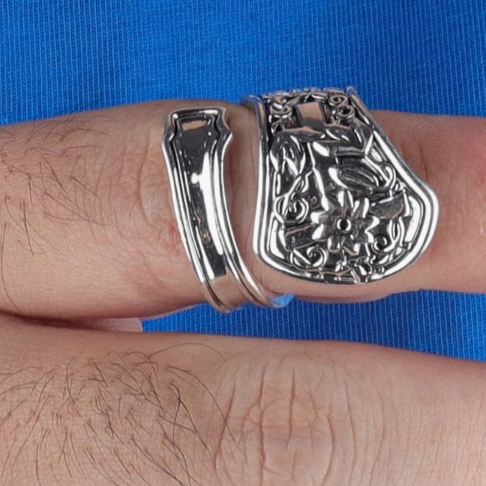 Adjustable spoon ring
